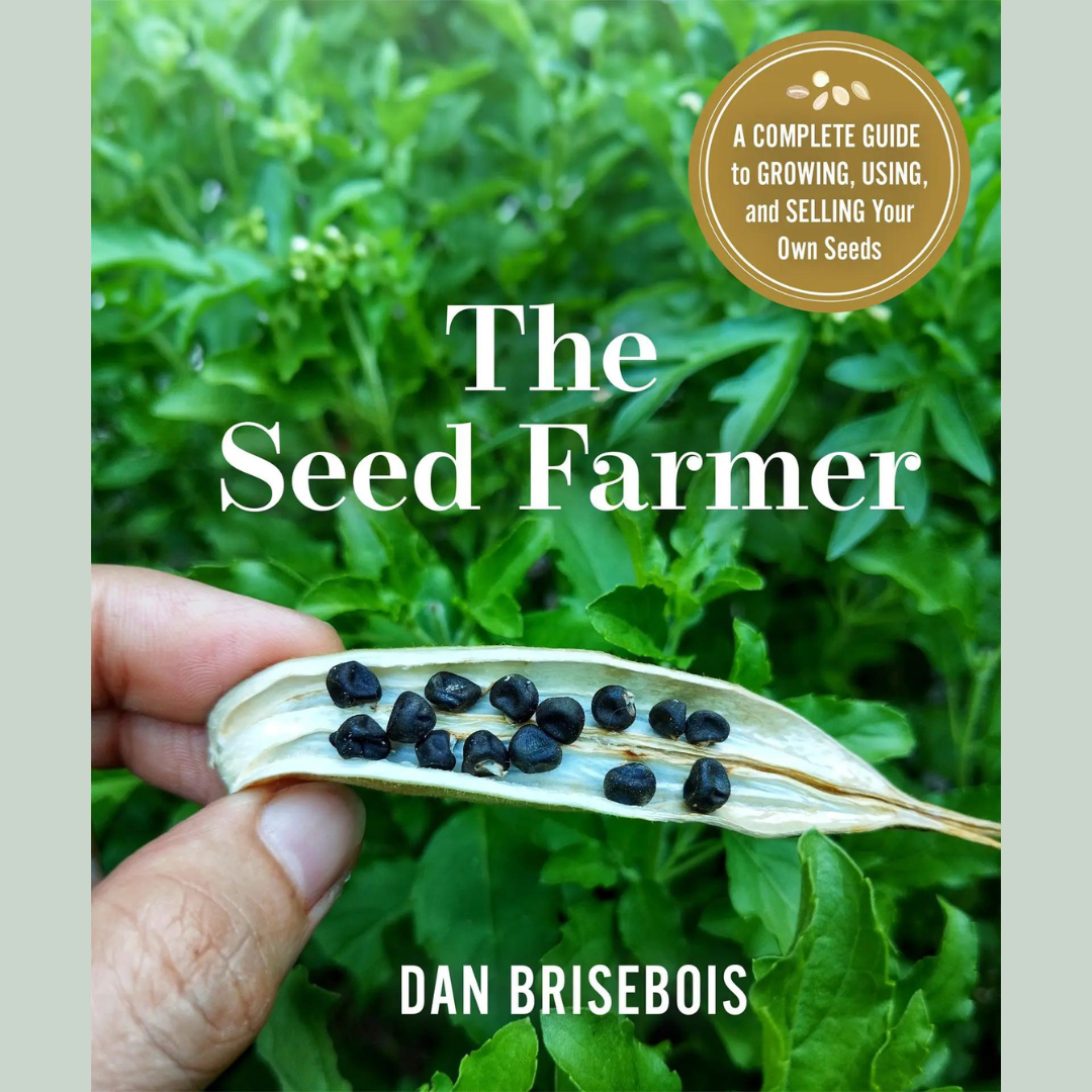 La couverture du livre &quot;Livre - The Seed Farmer PRÉ-COMMANDE pour 26 Novembre&quot; de Dan Brisebois, offert par TS, met en valeur une main tenant une gousse ouverte contenant des graines noires sur un fond de feuilles vertes. Un badge doré dans le coin supérieur droit indique : « Un guide complet pour cultiver, utiliser et vendre vos propres graines anciennes pour un système alimentaire local durable.